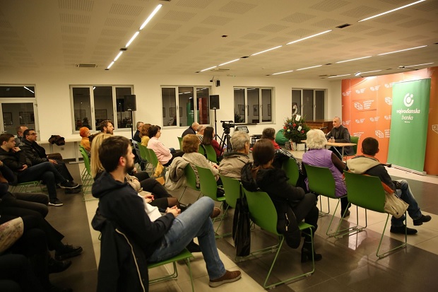 Макрон нам два пута очи отворио